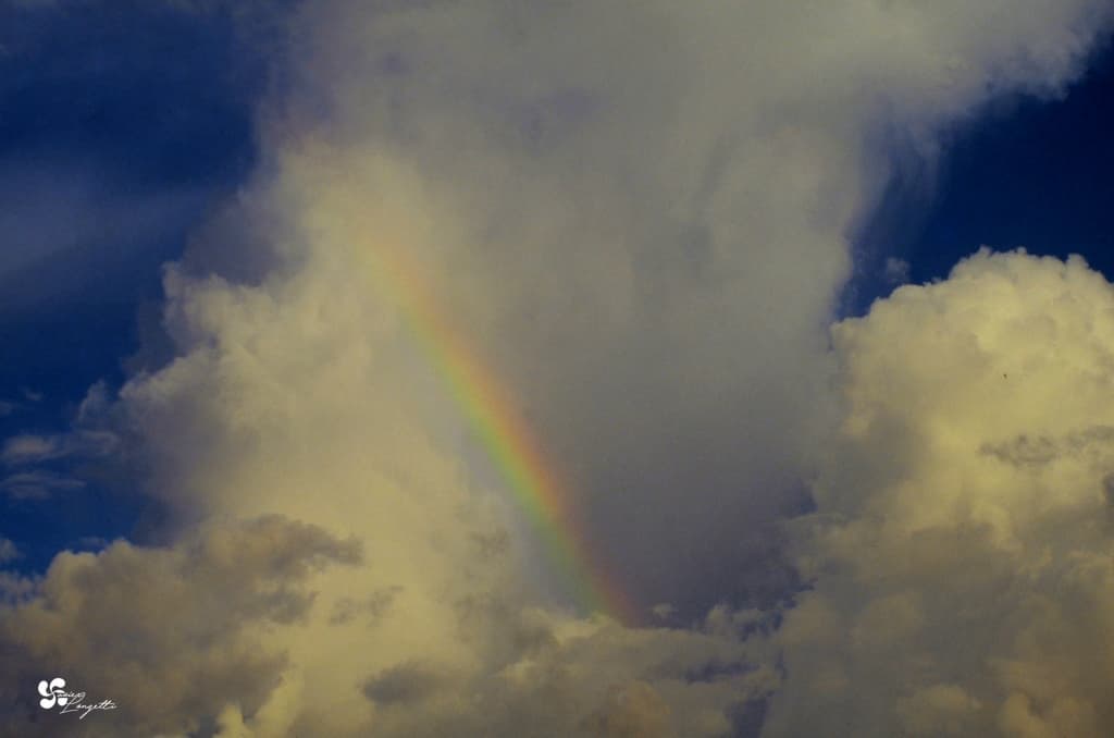 Volcan de nuages et d'arc-en-ciel