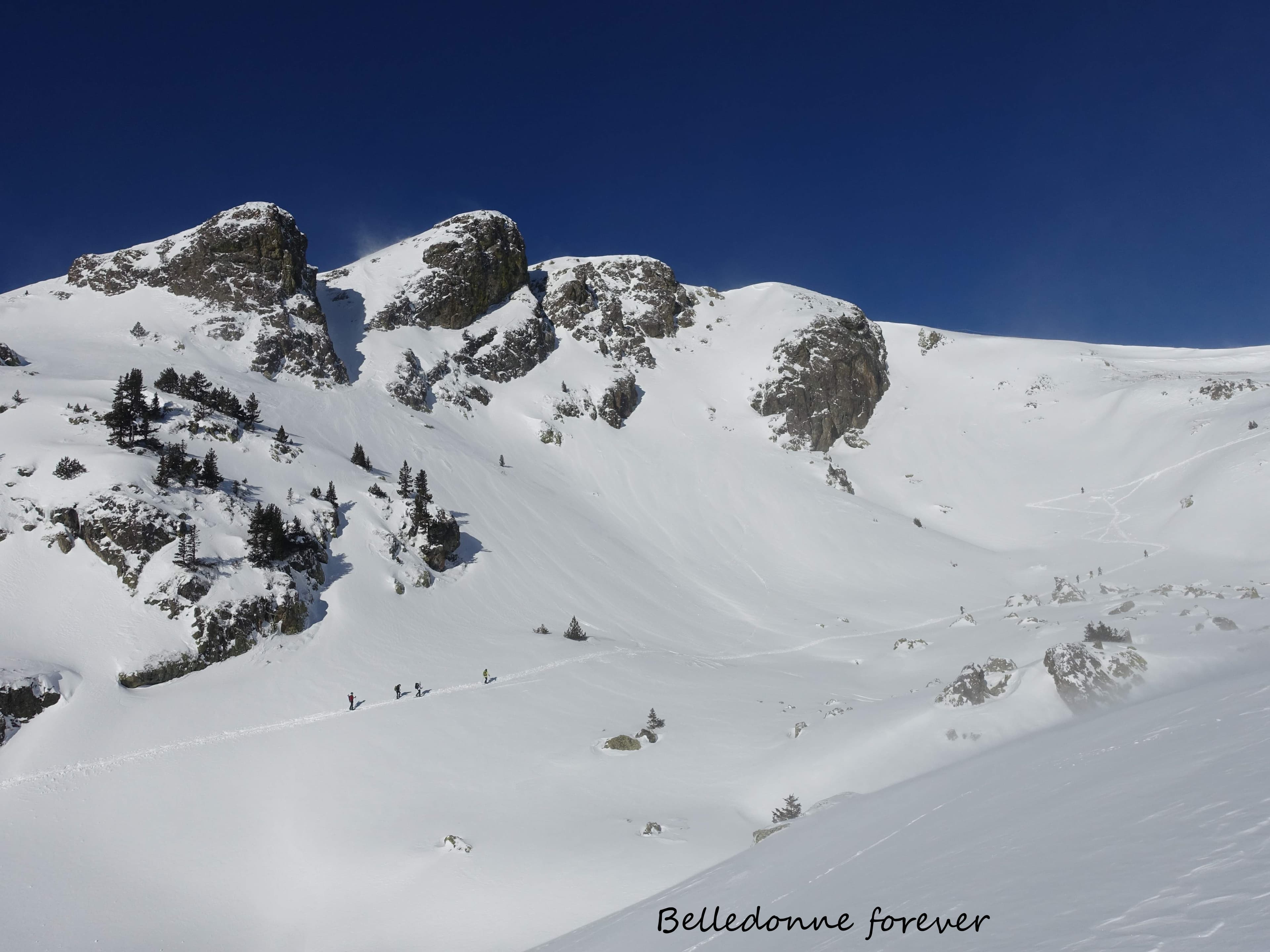 Blizzard la trace de montée sous les coulées d'avalanches A.P.