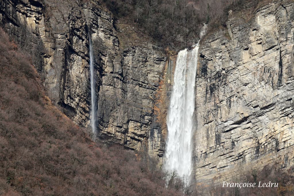 Cascade bien alimentée par la pluie et la fonte de la neige