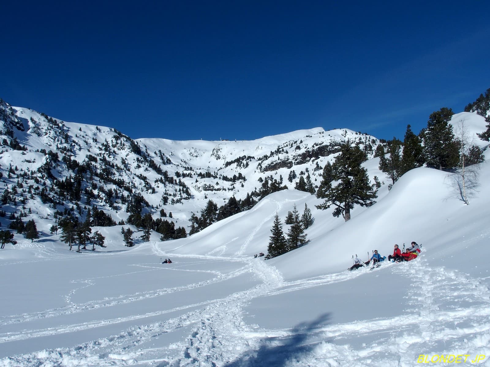 Lac Achard gelé et couvert de neige