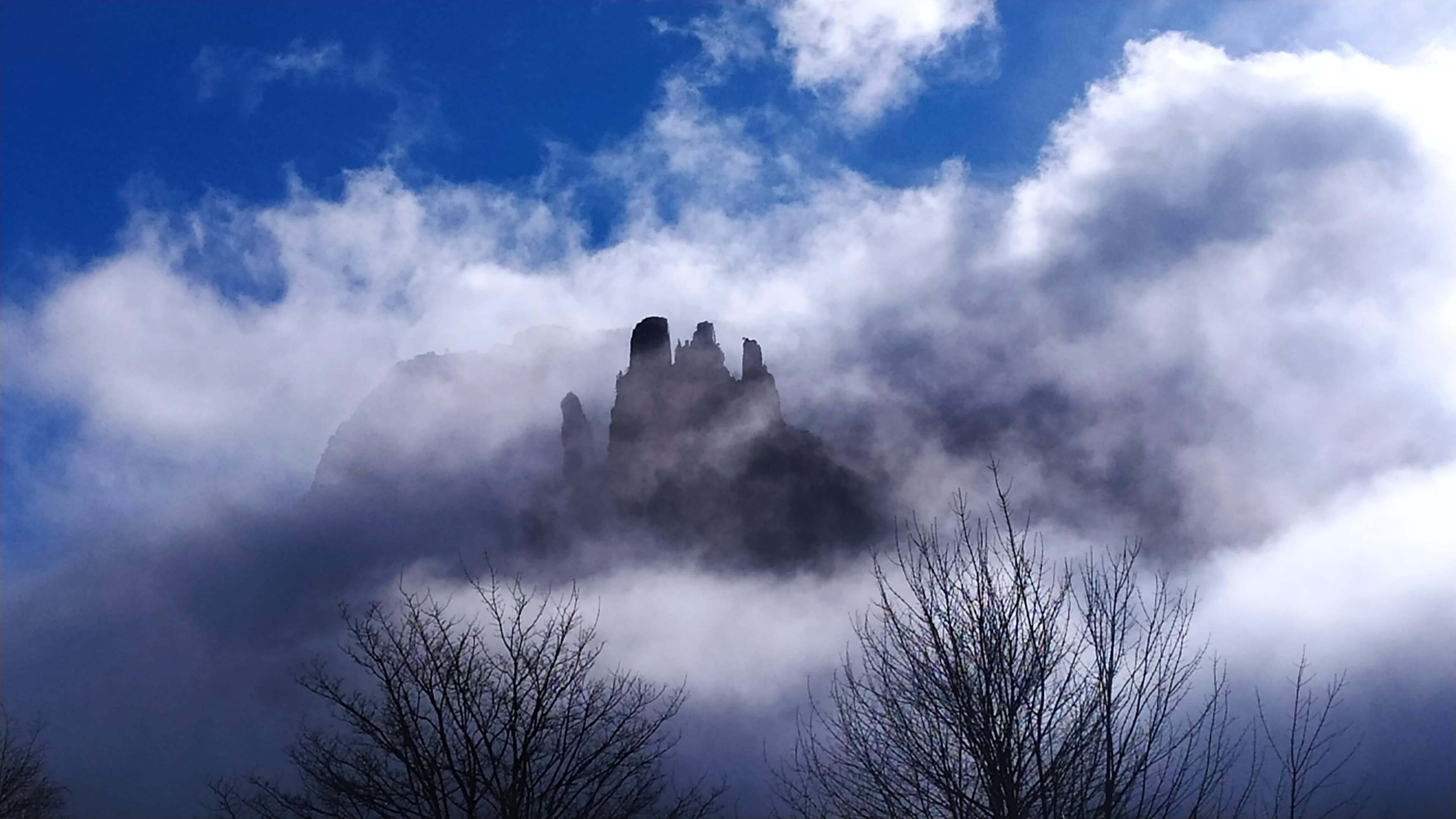 les 3 Pucelles dans les nuages
