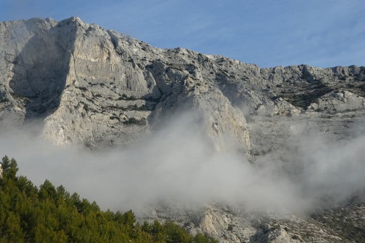 légère brume sur  sainte victoire