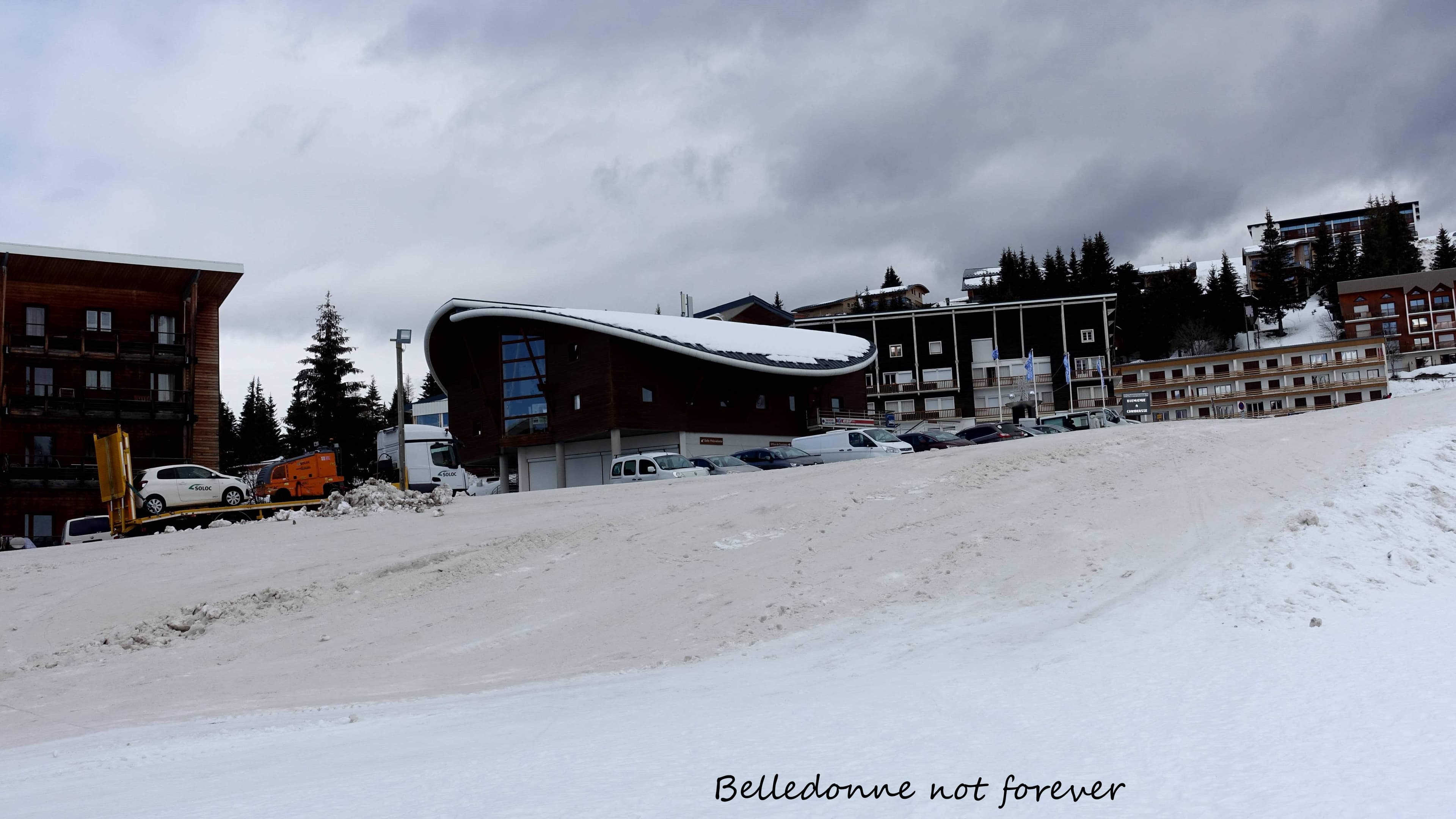 Neige souillée par le sel .... pas très joli pour les vacanciers et pas très écologique  A.P.