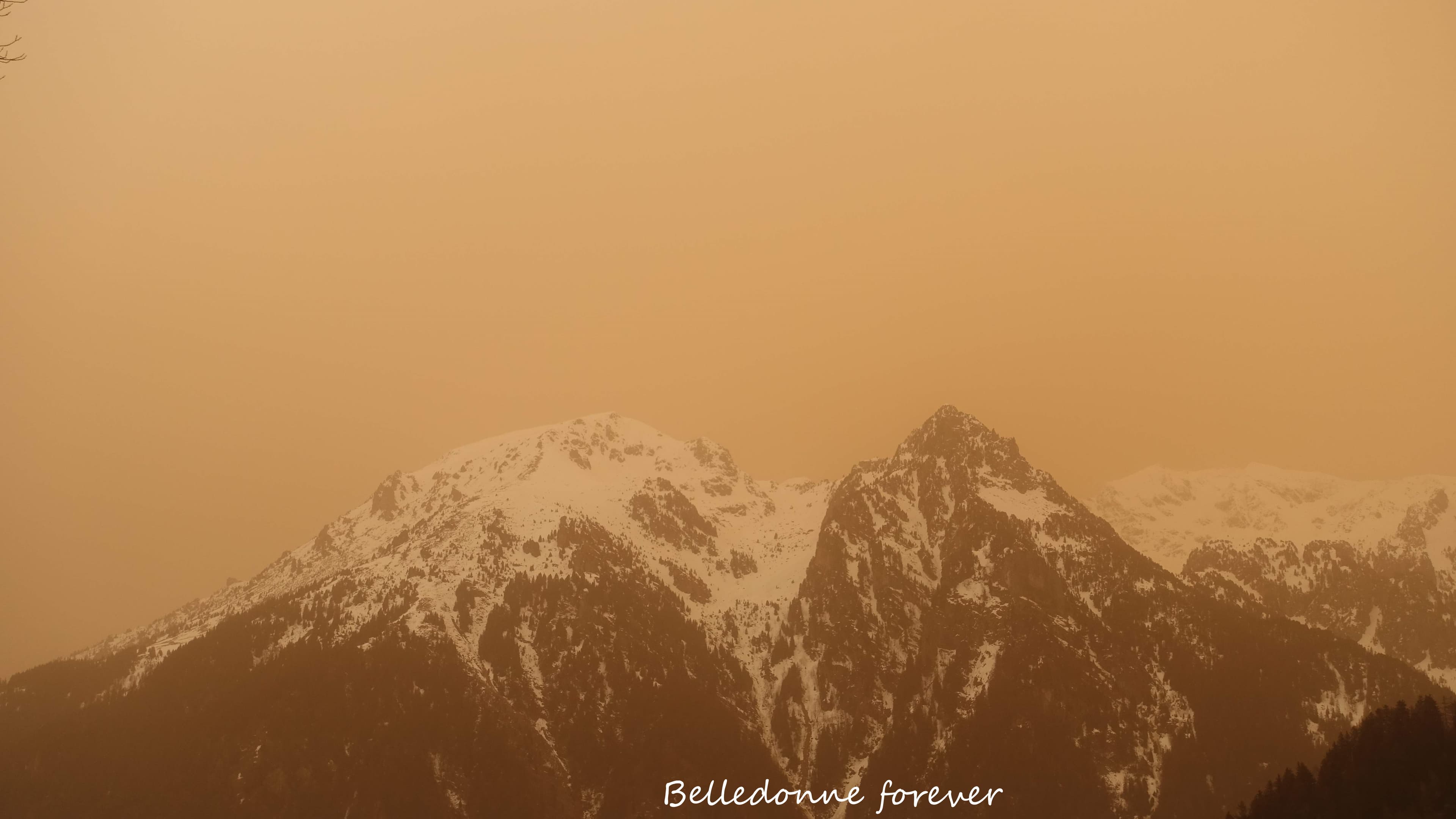 Ciel de fin du monde - Poussière du Sahara, l'appareil amplifie un peu les couleurs A.P.