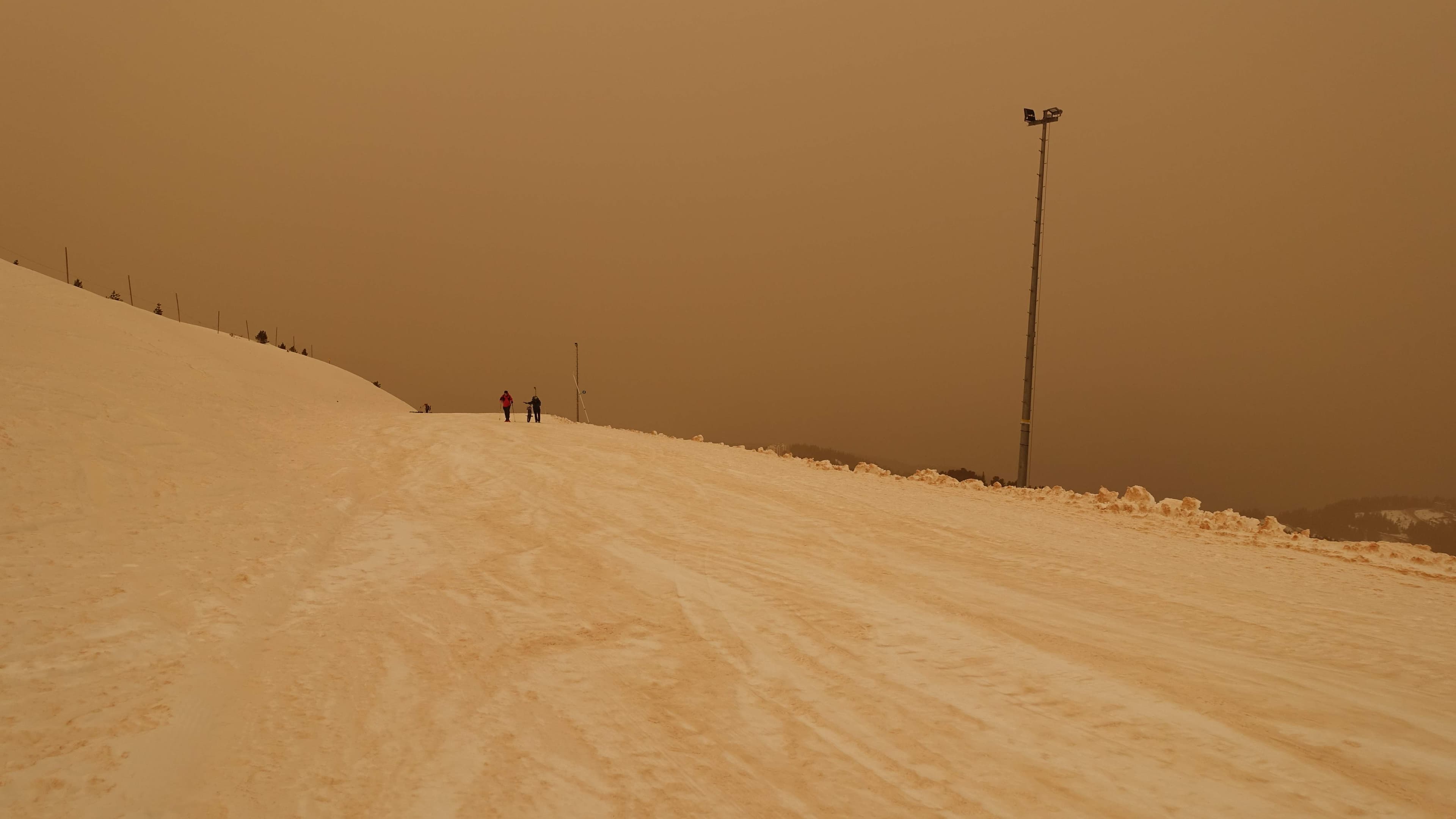 Enorme vent de sable du Sahara - l'appareil amplifie un peu les couleurs  A.P.