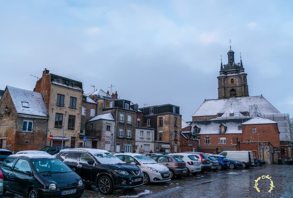 Ville légèrement enneigée