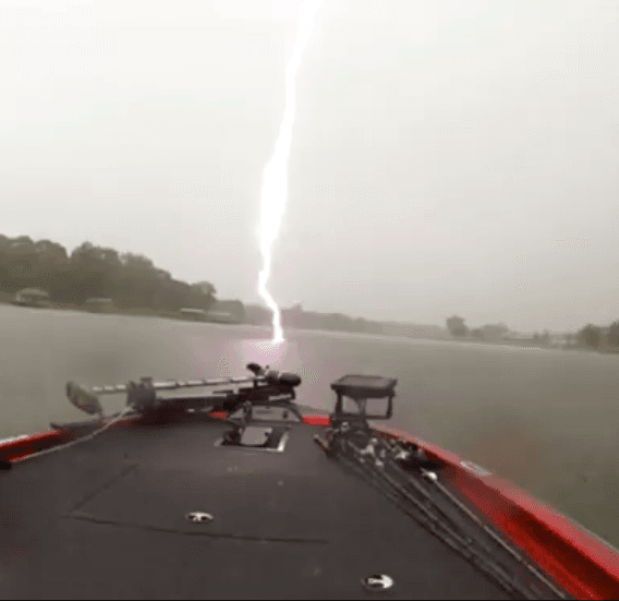 Image d'illustration pour Foudre pendant une partie de pêche sur le lac Athens (Texas)