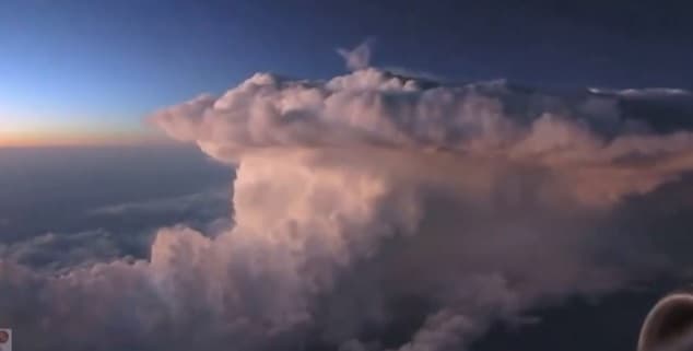 Image d'illustration pour Supercellule orageuse vue d'avion