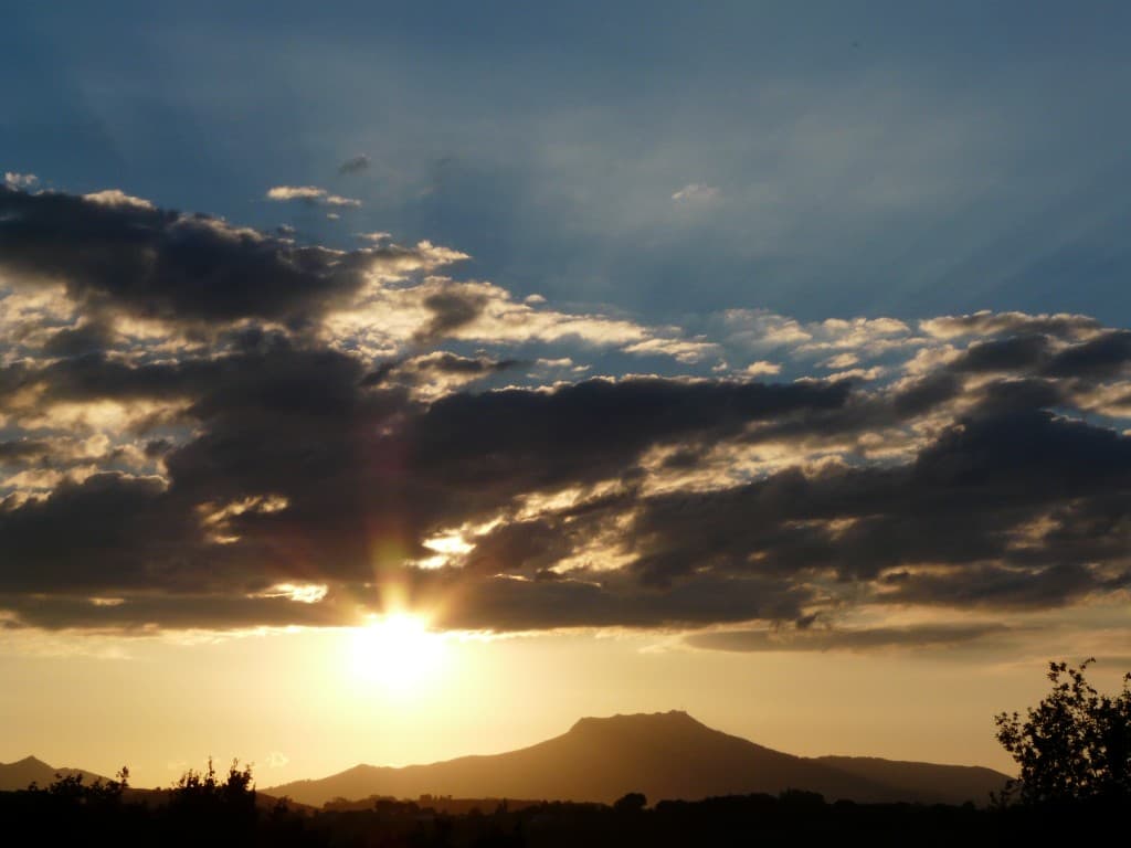 LE SOLEIL SE COUCHE