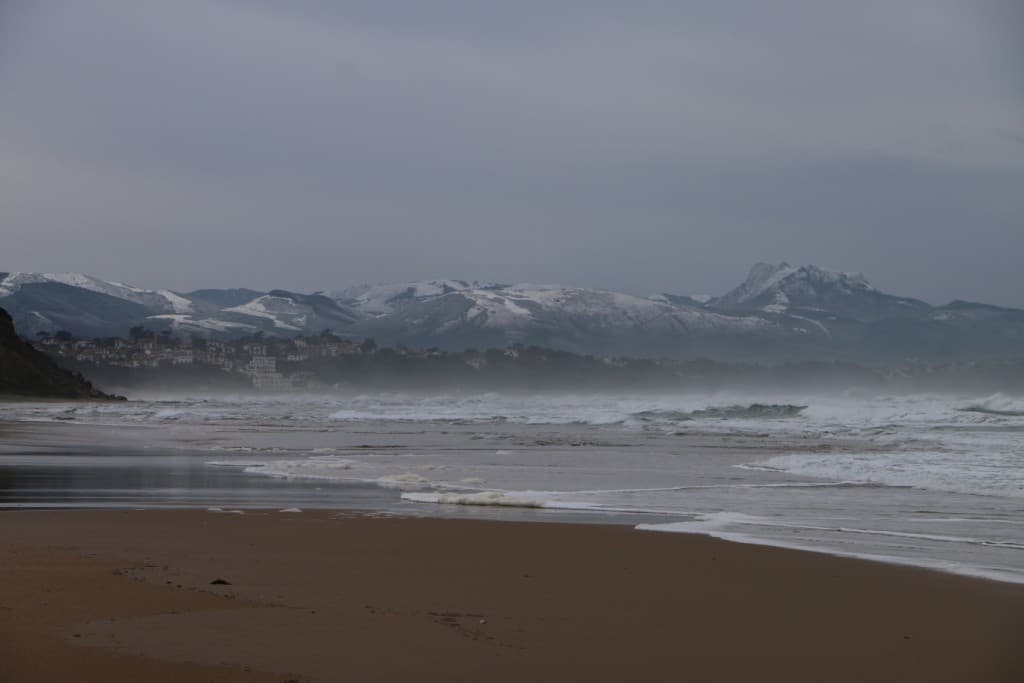 océan et pyrénées enneigées